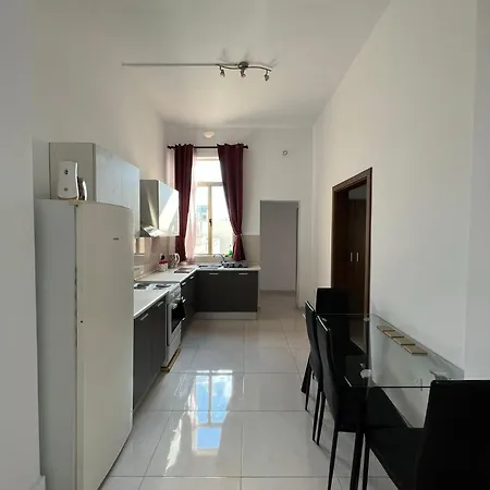 R3 Single With Shared Bathroom *