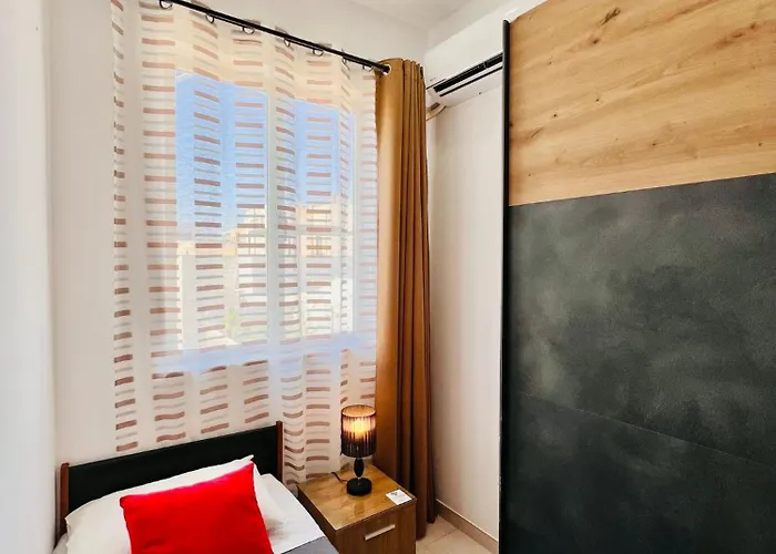 R3 Single With Shared Bathroom *