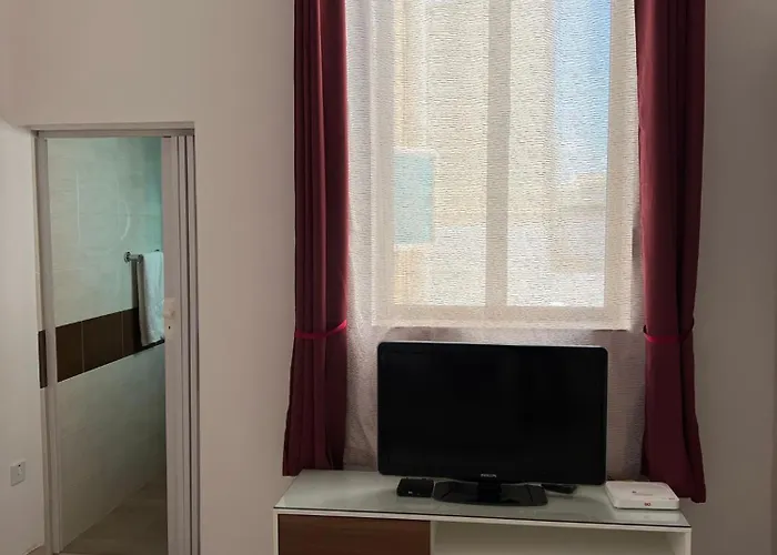 R3 Single With Shared Bathroom 斯利马