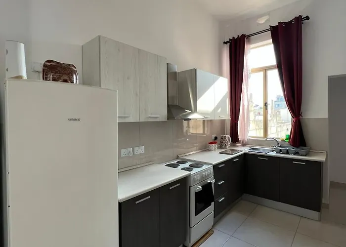 R3 Single With Shared Bathroom *