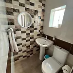 R3 Single With Shared Bathroom 홈스테이