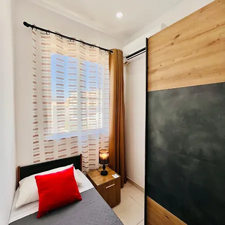 R3 Single With Shared Bathroom *