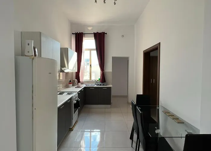 R3 Single With Shared Bathroom *