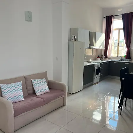 R3 Single With Shared Bathroom Σλιέμα