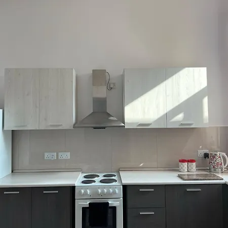 Проживание в семье R3 Single With Shared Bathroom *