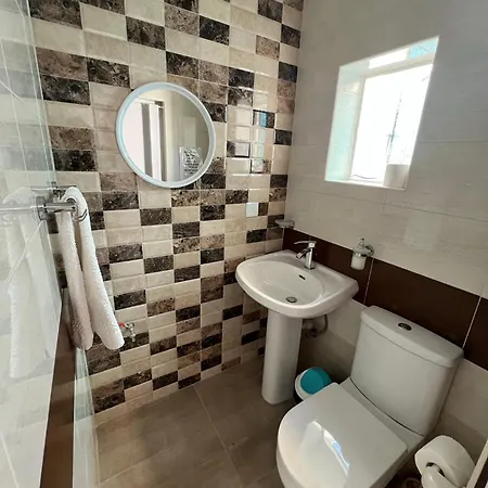 R3 Single With Shared Bathroom منزل للإقامة