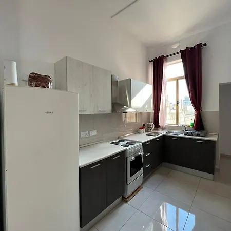 R3 Single With Shared Bathroom *