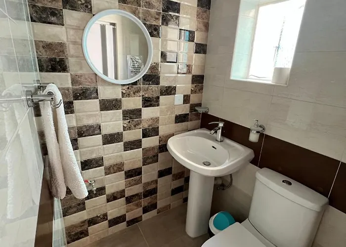 R3 Single With Shared Bathroom Homestay